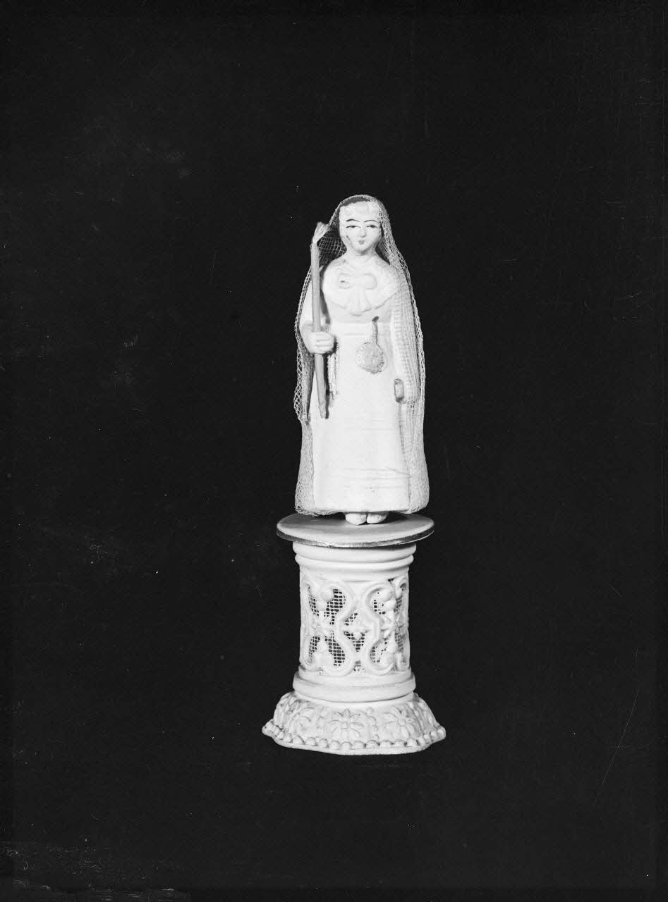 Alain Guey photographie Figurine pour gâteau sur piédestal Ile-de-France, France 1967/10/1-1967/12/31 Ph.1967.25.798 Photo