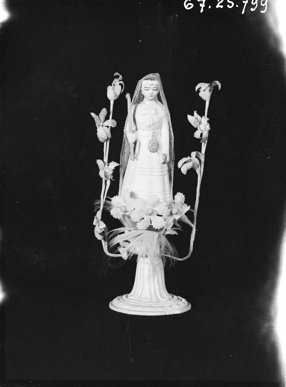 Alain Guey photographie Figurine de communiante pour gâteau Ile-de-France, France 1967/10/1-1967/12/31 Ph.1967.25.799 Photo