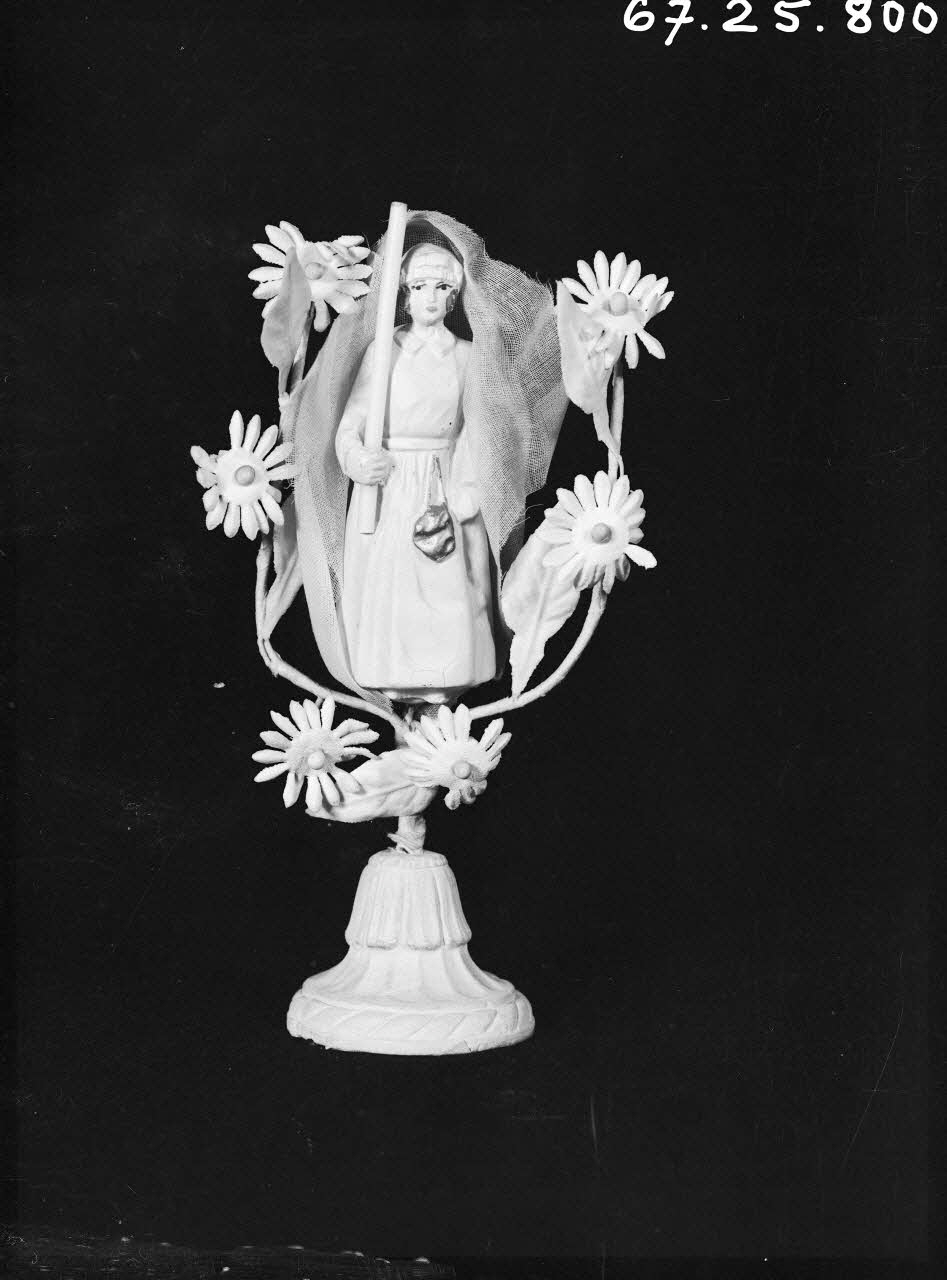 Alain Guey photographie Figurine pour gâteau : communiante sur piédestal portant un cierge Ile-de-France, France 1967/10/1-1967/12/31 Ph.1967.25.800 Photo