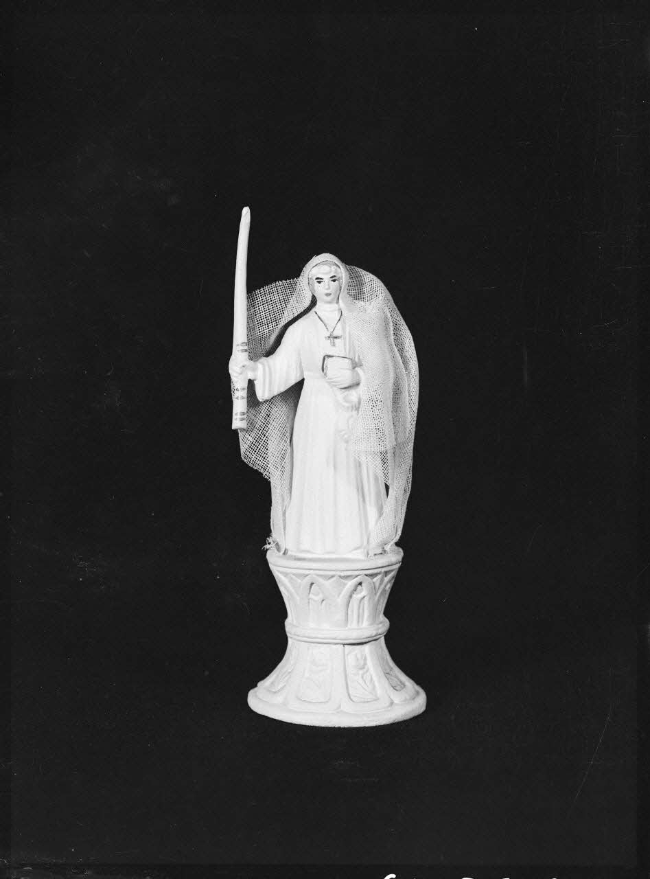Alain Guey photographie Figurine pour gâteau : communiante portant une petite croix Ile-de-France, France 1967/10/1-1967/12/31 Ph.1967.25.801 Photo