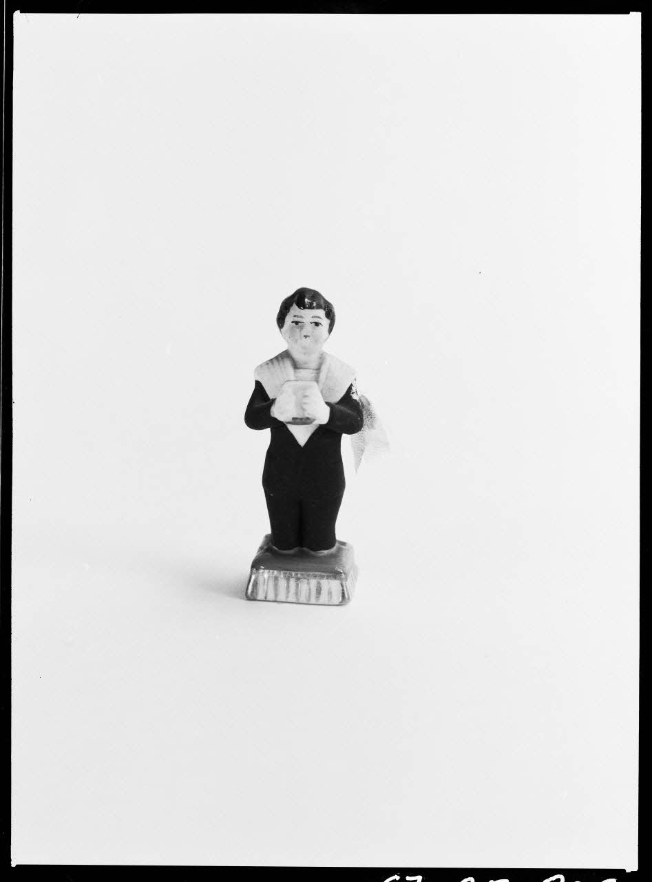 Alain Guey photographie Figurine pour gâteau : personnage à genoux Ile-de-France, France 1967/10/1-1967/12/31 Ph.1967.25.806 Photo