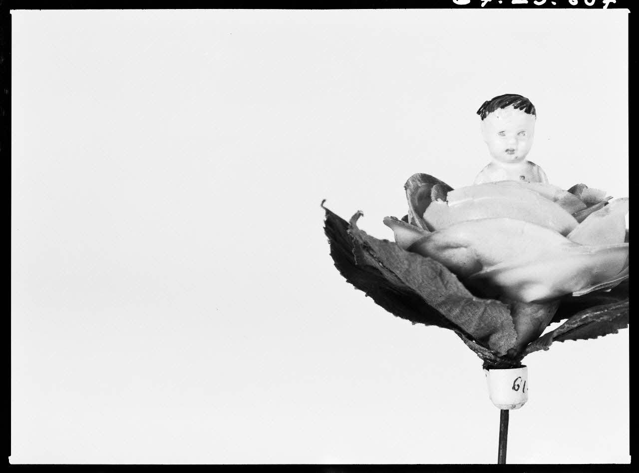 Alain Guey photographie Figurine pour gâteau : personnage entouré de fleurs Ile-de-France, France 1967/10/1-1967/12/31 Ph.1967.25.807 Photo