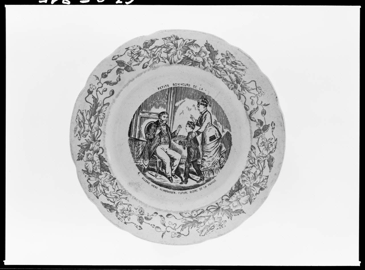 Alain Guey photographie "Allons viens m'embrasser future gloire…". Assiette en faïence avec trois personnages Ile-de-France, France 1967/10/1-1967/12/31 Ph.1967.25.815 Photo