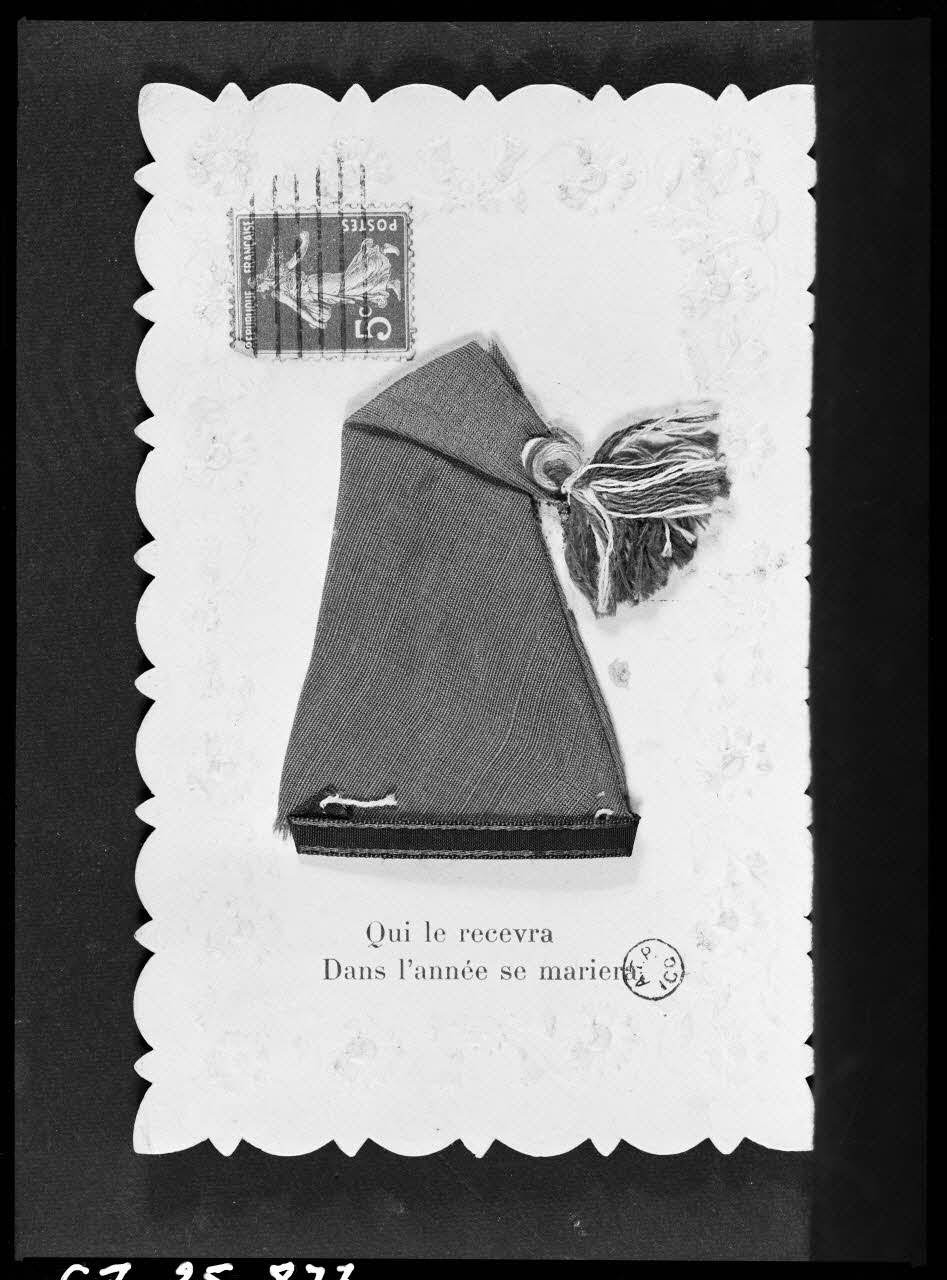 Alain Guey photographie "Qui le recevra dans l'année se mariera" .Carte postale de sainte Catherine avec légende Ile-de-France, France 1967/10/1-1967/12/31 Ph.1967.25.877 Photo