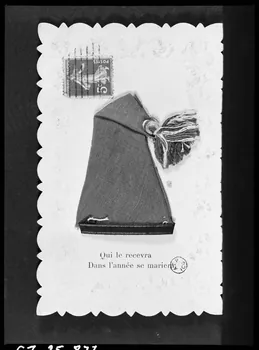 Alain Guey photographie "Qui le recevra dans l'année se mariera" .Carte postale de sainte Catherine avec légende Ile-de-France, France 1967/10/1-1967/12/31 Ph.1967.25.877 Photo