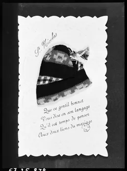 Alain Guey photographie "Saint Nicolas. Que ce gentil bonnet vous dise en son langage qu'il est temps de penser aux doux liens du mariage". Carte postale Ile-de-France, France 1967/10/1-1967/12/31 Ph.1967.25.878 Photo