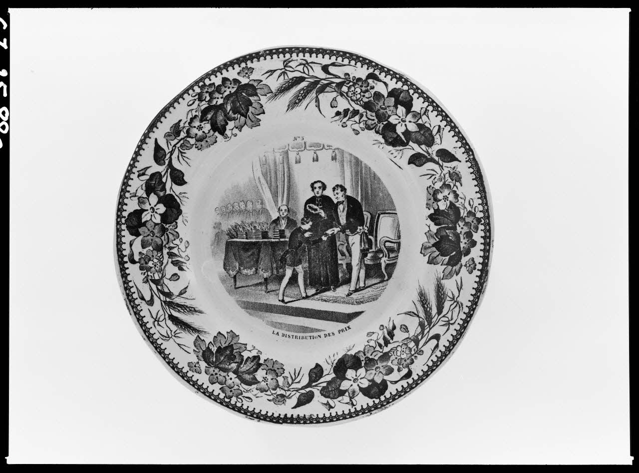 Alain Guey photographie "La distribution des prix". Assiette en faïence Ile-de-France, France 1967/10/1-1967/12/31 Ph.1967.25.880 Photo