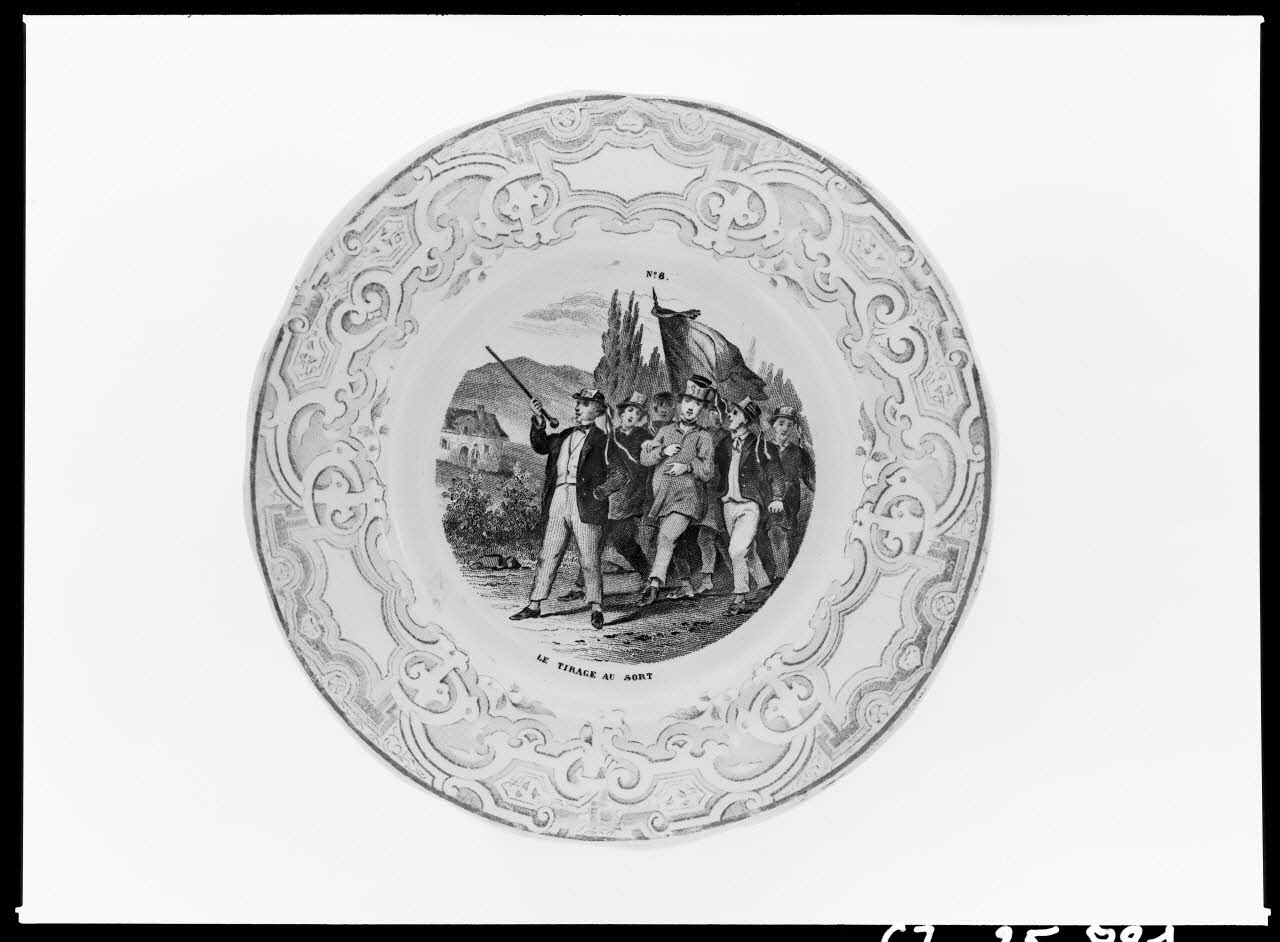 Alain Guey photographie "Le tirage au sort". Assiette en faïence Ile-de-France, France 1967/10/1-1967/12/31 Ph.1967.25.881 Photo