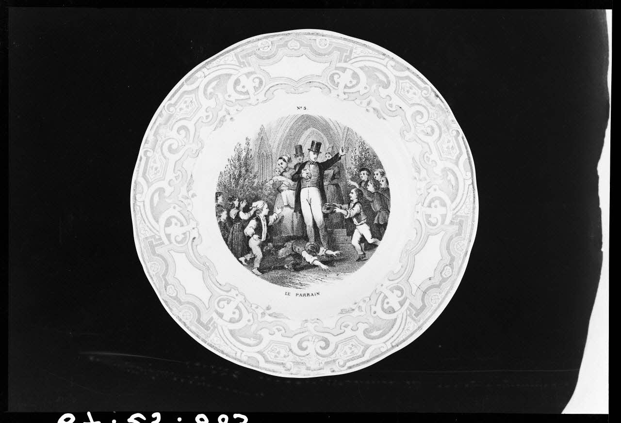 Alain Guey photographie "Le Parrain". Assiette en faïence Ile-de-France, France 1967/10/1-1967/12/31 Ph.1967.25.883 Photo