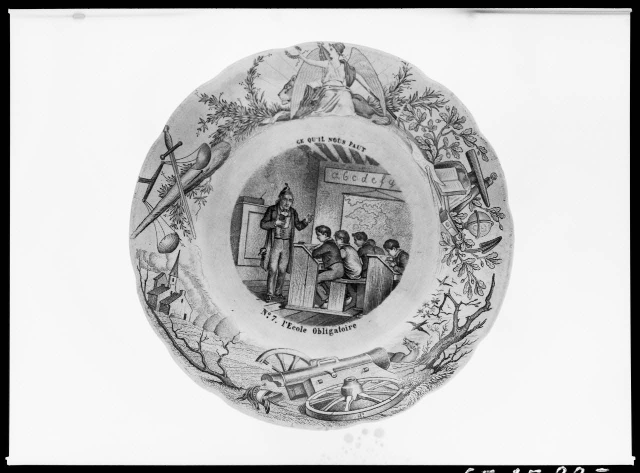 Alain Guey photographie "Ce qu'il nous faut. N°7. L'école obligatoire". Assiette en faïence Ile-de-France, France 1967/10/1-1967/12/31 Ph.1967.25.885 Photo