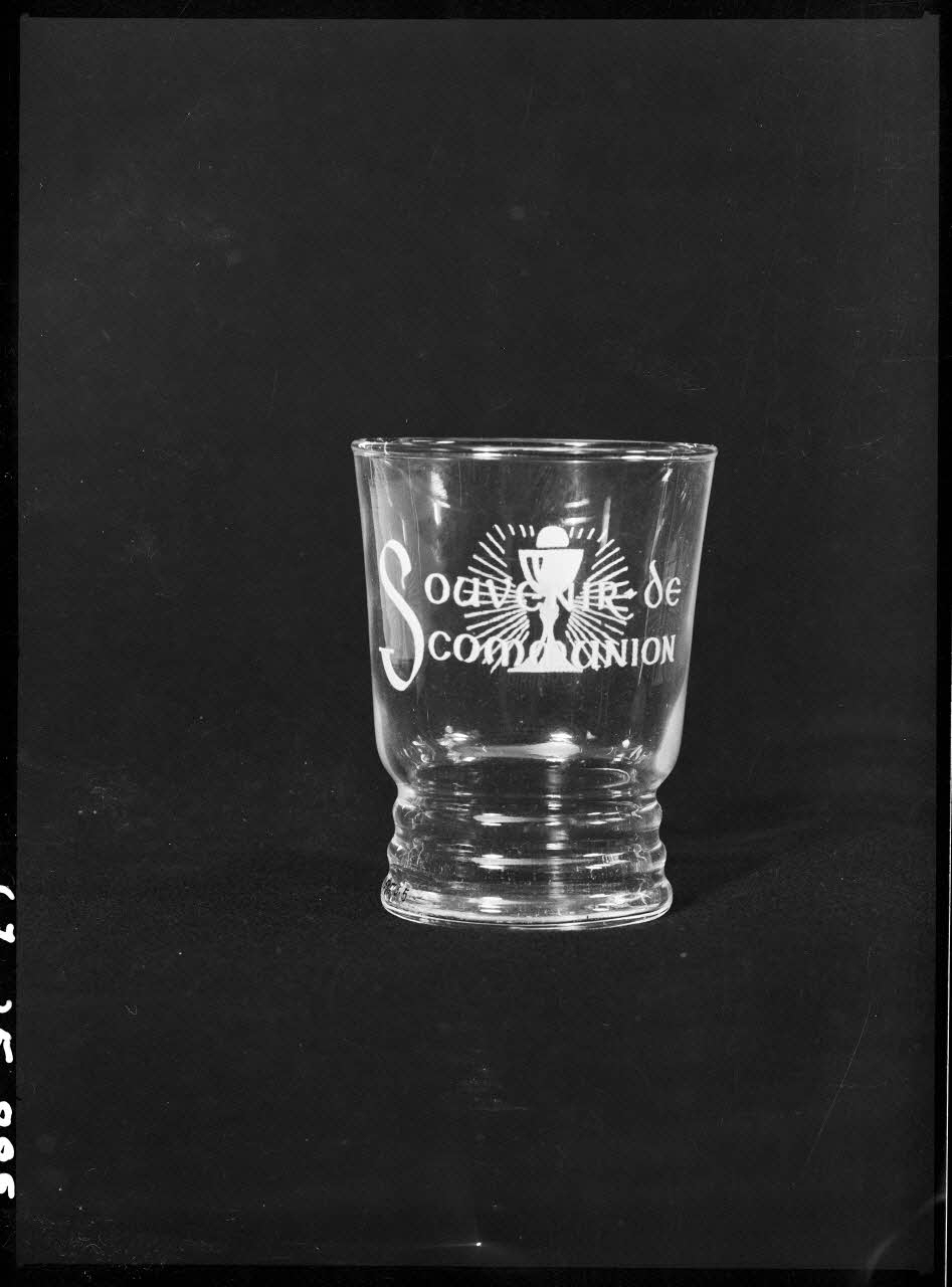 Alain Guey photographie "Souvenir de communion". Verre de première communion Ile-de-France, France 1967/10/1-1967/12/31 Ph.1967.25.888 Photo