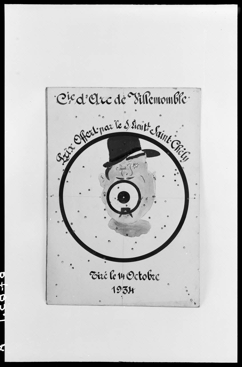 Alain Guey photographie Cible de tir à l'arc : Compagnie d'arc de Villemonble. Prix offert par le Sous-lieutenant Saint-Chély, le 14 octobre 1934 Ile-de-France, France 1967 Ph.1967.83.1 Photo