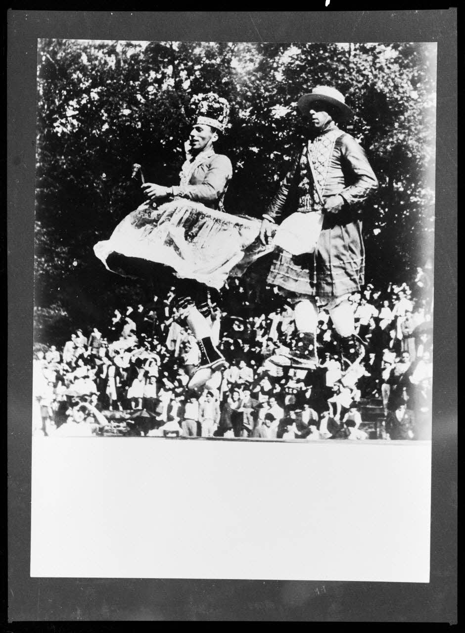 Seeberger photographie Mascarade souletine : Frijat exécuté simultanément par la cantinière et la "zamelzaïn" Midi-Pyrénées, France 1940-1950 Ph.1967.121.1 Photo