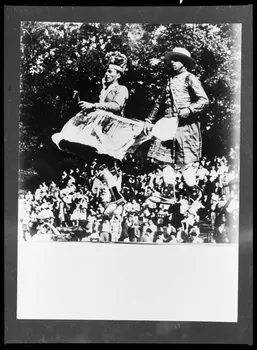 Seeberger photographie Mascarade souletine : Frijat exécuté simultanément par la cantinière et la "zamelzaïn" Midi-Pyrénées, France 1940-1950 Ph.1967.121.1 Photo