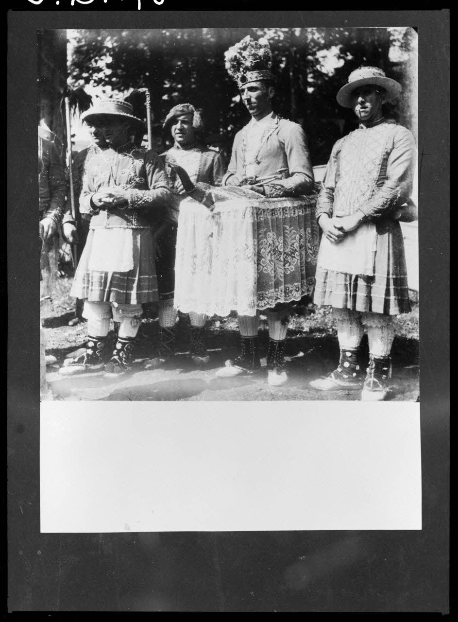 Seeberger photographie Mascarade souletine : "zamelzaïn", encadré par deux cantinières et deux "tcherreros" à l'arrière Midi-Pyrénées, France 1940-1950 Ph.1967.121.2 Photo