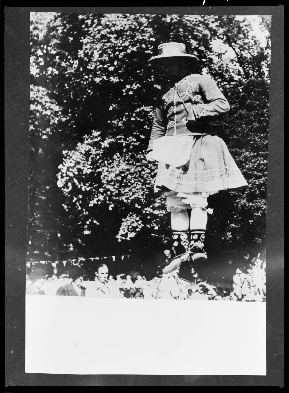 Seeberger photographie Mascarade souletine : solo de la cantinière dans la danse du verre Midi-Pyrénées, France 1940-1950 Ph.1967.121.3 Photo