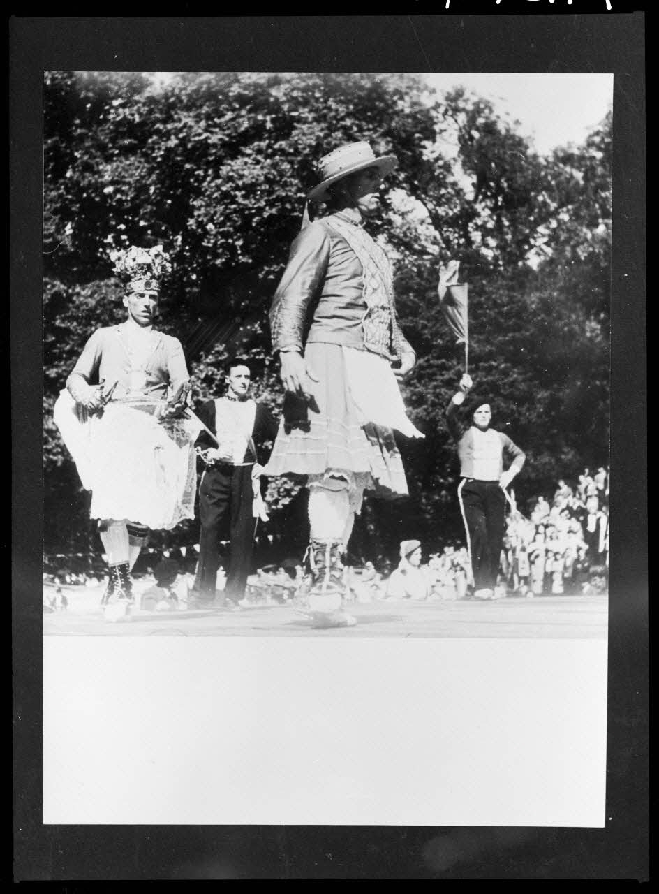 Seeberger photographie Mascarade souletine : une cantinière quinquagénaire en tête, suivie de la "zamelzaïn", avec porte-enseigne à l'arrière-plan Midi-Pyrénées, France 1940-1950 Ph.1967.121.4 Photo