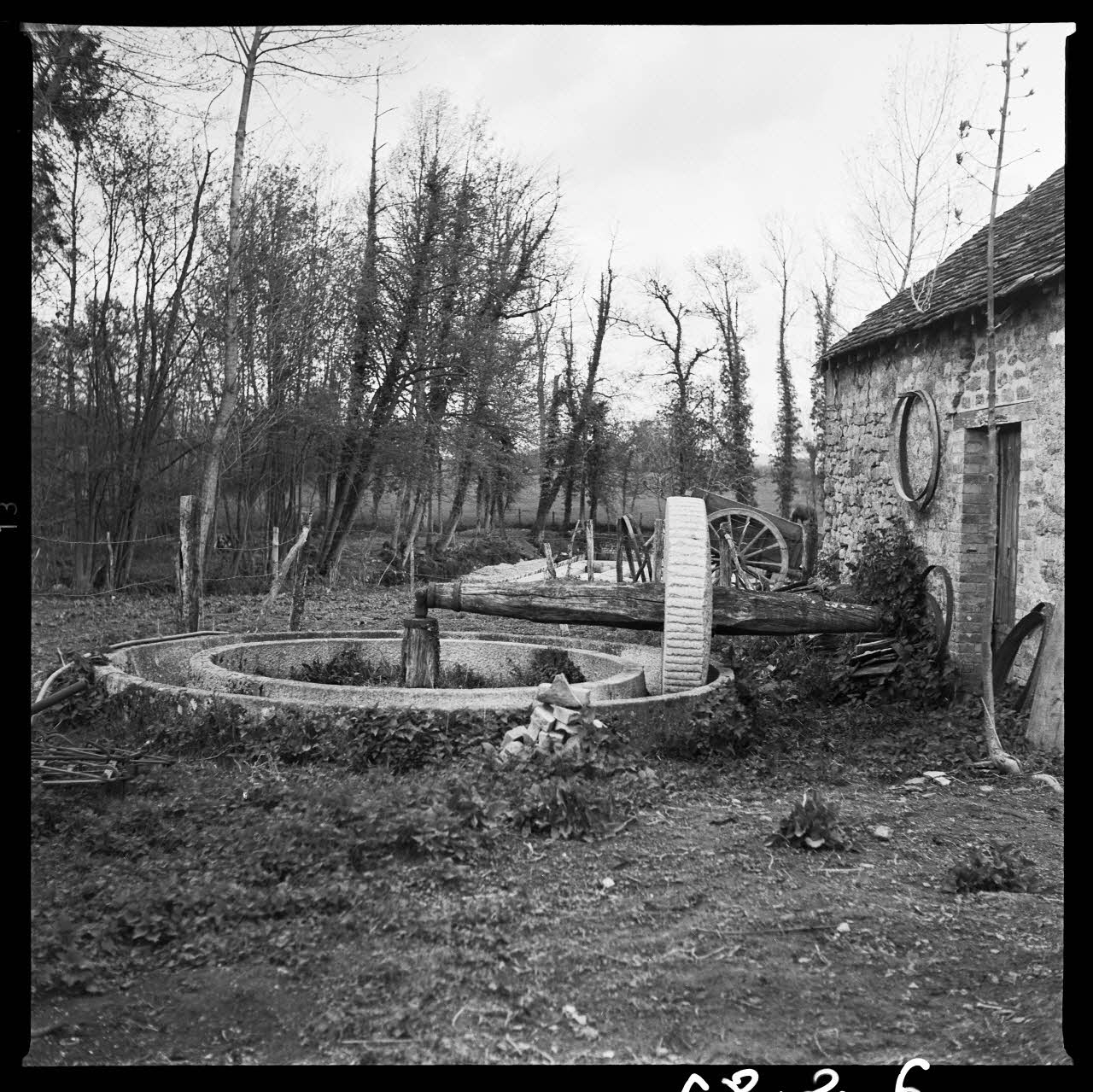 André Desvallées photographie Chez Madame Girard. Broyeur à pommes Basse-Normandie, France 1965/4/25 Ph.1968.2.6 Photo