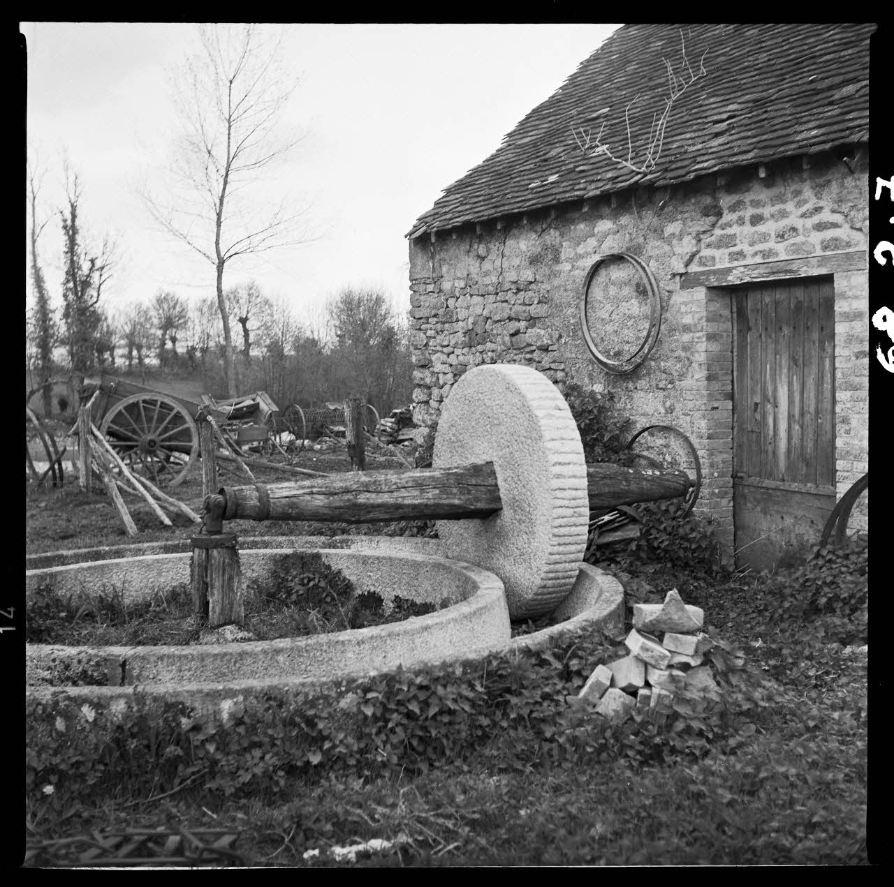 André Desvallées photographie Chez Madame Veuve Girard. Broyeur à pommes Basse-Normandie, France 1965/4/25 Ph.1968.2.7 Photo