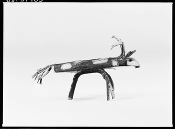 Alain Guey photographie Animal. Jouet en bois et écorce taillés provenant d'Ille-et-Vilaine Ile-de-France, France 1968/2/1 Ph.1968.3.103 Photo