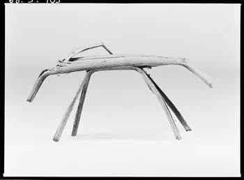 Alain Guey photographie Animal. Jouet en bois et écorce taillés provenant d'Ille-et-Vilaine Ile-de-France, France 1968/2/1 Ph.1968.3.105 Photo