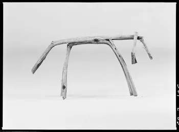 Alain Guey photographie Animal. Jouet en bois et écorce taillés provenant d'Ille-et-Vilaine Ile-de-France, France 1968/2/1 Ph.1968.3.106 Photo
