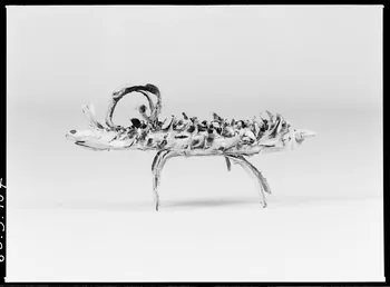 Alain Guey photographie Animal. Jouet en bois et écorce taillés provenant d'Ille-et-Vilaine Ile-de-France, France 1968/2/1 Ph.1968.3.107 Photo