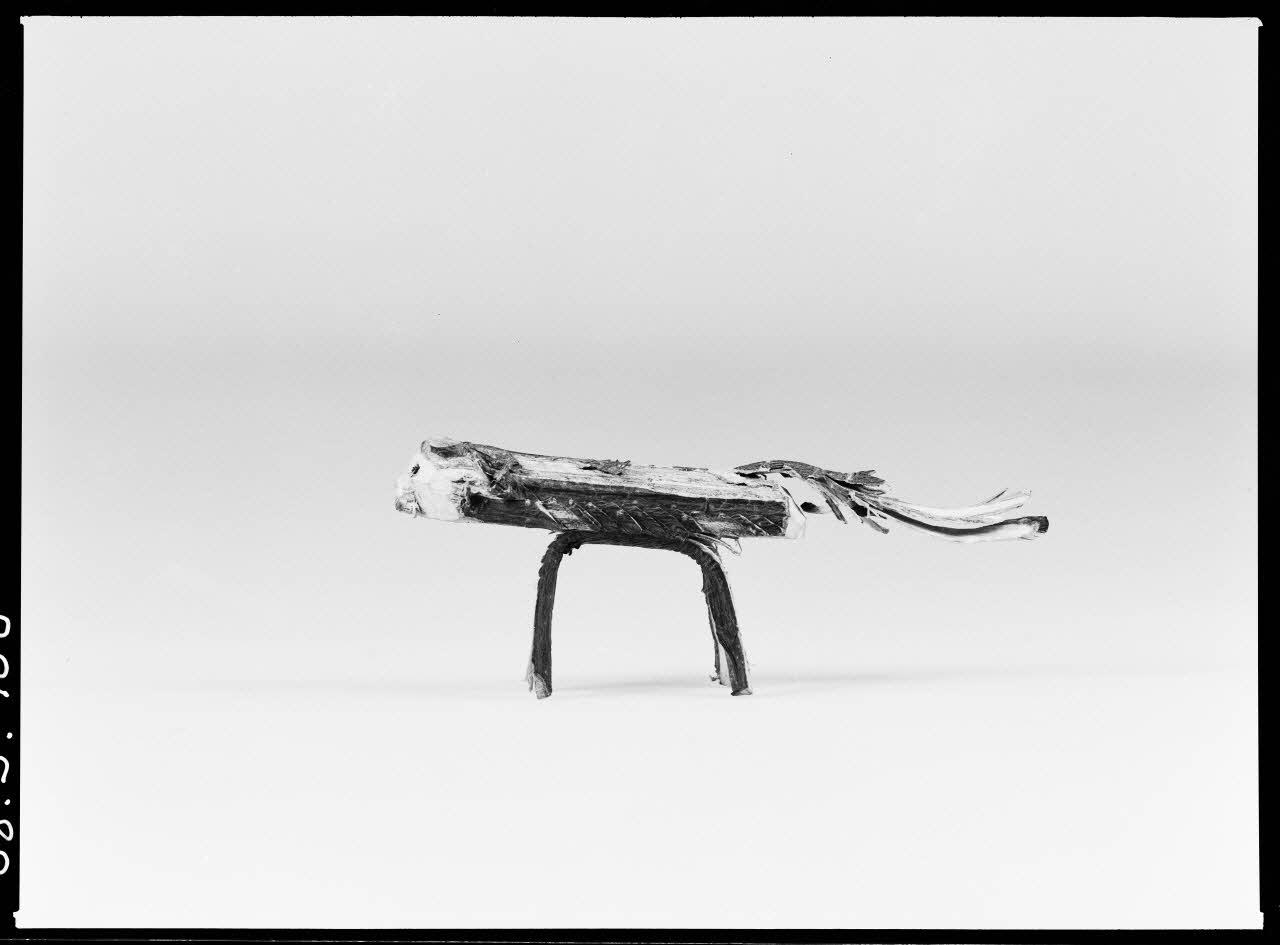 Alain Guey photographie Chien. Jouet en bois et écorce taillés provenant d'Ille-et-Vilaine Ile-de-France, France 1968/2/1 Ph.1968.3.108 Photo
