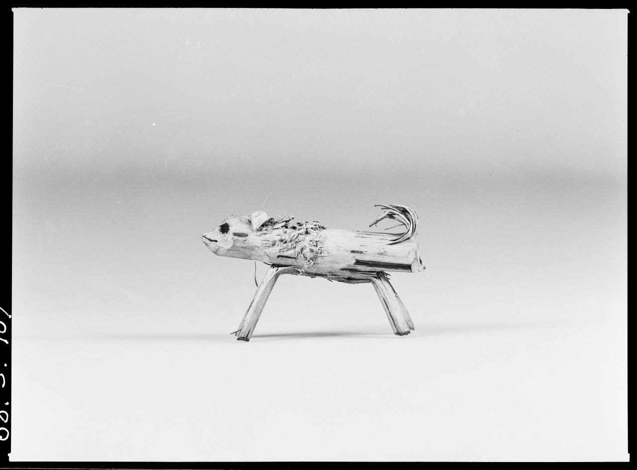 Alain Guey photographie Chien. Jouet en bois et écorce taillés provenant d'Ille-et-Vilaine Ile-de-France, France 1968/2/1 Ph.1968.3.109 Photo