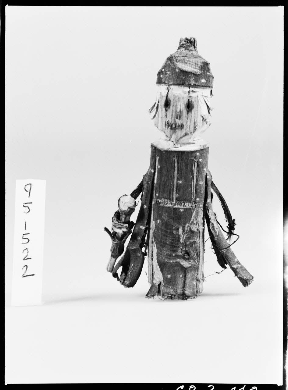 Alain Guey photographie Ecclésiastique. Jouet en bois et écorce taillés provenant d'Ille-et-Vilaine Ile-de-France, France 1968/2/1 Ph.1968.3.118 Photo