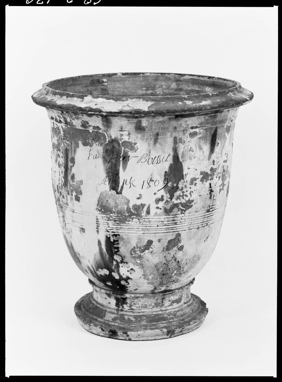 Alain Guey photographie Vase daté de 1809 en terre rouge partiellement vernissée de vert et jaune. Provient d'Anduze (Gard) Ile-de-France, France 1968/2/1 Ph.1968.3.136  Photo