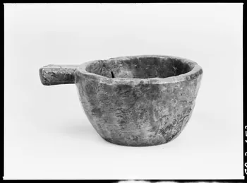 Alain Guey photographie Pot à présure en buis provenant de Ballagnère (Ariège) Ile-de-France, France 1968/2/1 Ph.1968.3.153  Photo