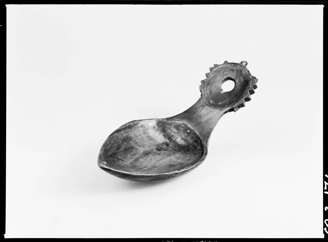 Alain Guey photographie Petite cuiller en bois provenant du Canteret (Ariège) Ile-de-France, France 1968/2/1 Ph.1968.3.174 Photo