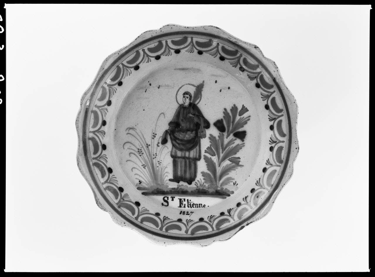 Alain Guey photographie Assiette en faïence polychrome avec saint Etienne. Daté de 1827 Ile-de-France, France 1968/2/1 Ph.1968.3.202 Photo