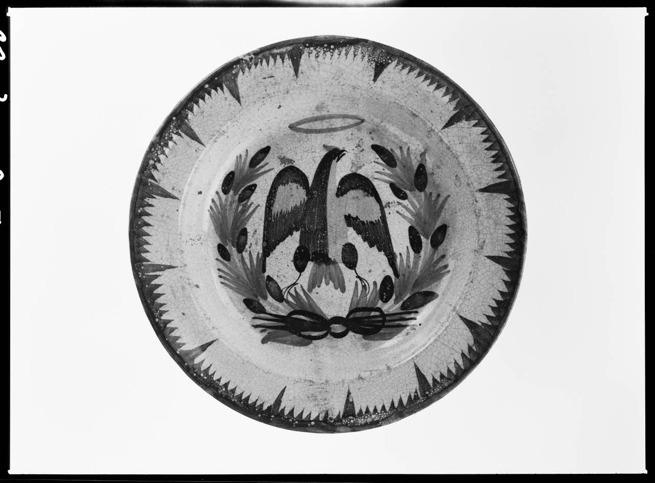 Alain Guey photographie Assiette en faïence de Quimper Ile-de-France, France 1968/2/1 Ph.1968.3.205 Photo