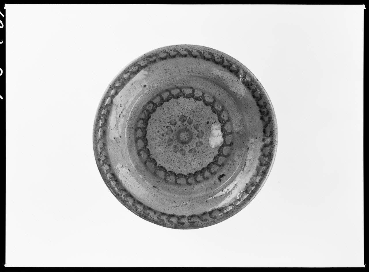 Alain Guey photographie Assiette à décor polychrome provenant d'Indre-et-Loire Ile-de-France, France 1968/2/1 Ph.1968.3.206 Photo