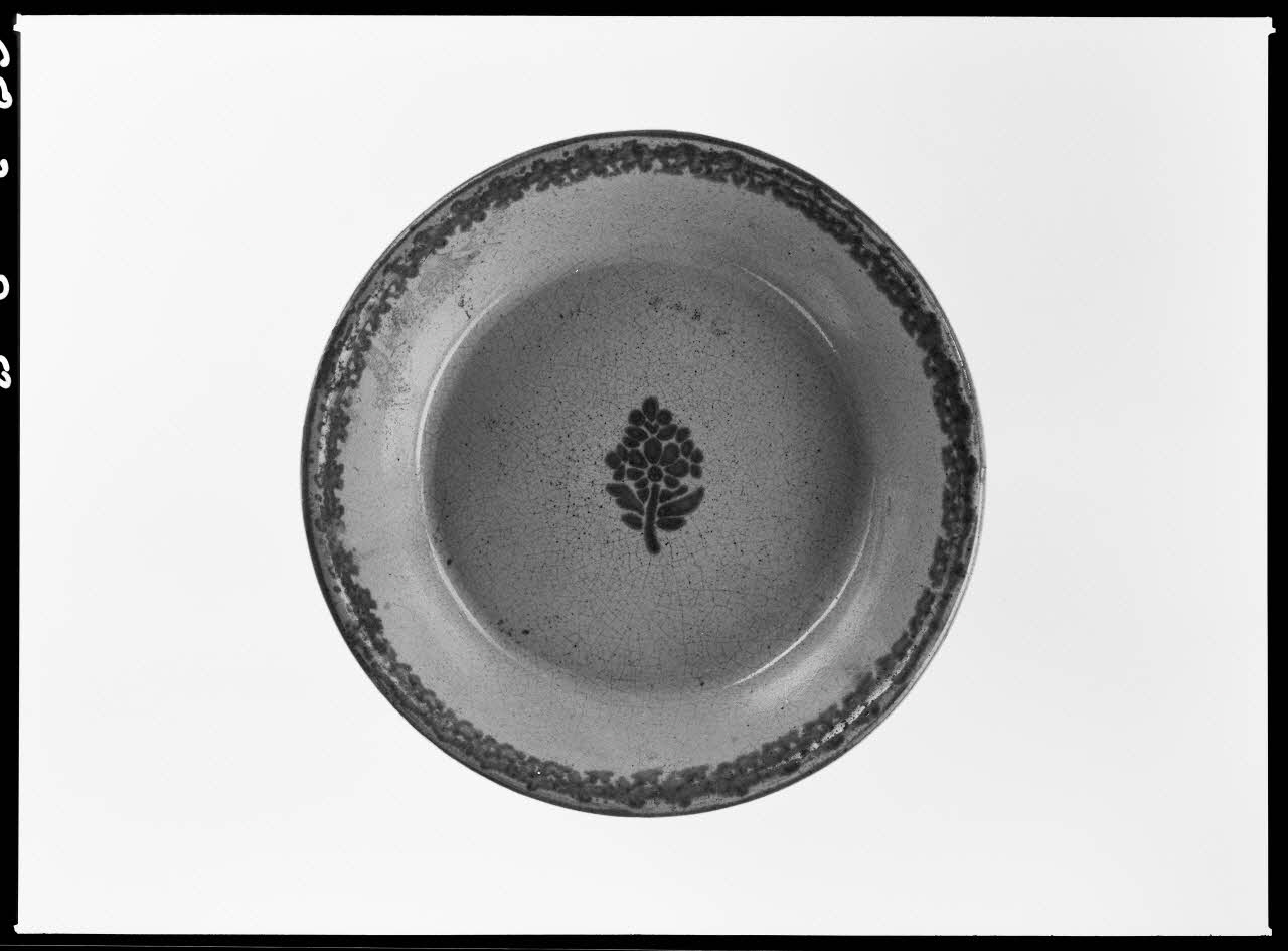 Alain Guey photographie Assiette en forme de calotte. Faïence polychrome Ile-de-France, France 1968/2/1 Ph.1968.3.208 Photo