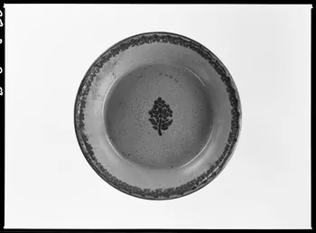 Alain Guey photographie Assiette en forme de calotte. Faïence polychrome Ile-de-France, France 1968/2/1 Ph.1968.3.208 Photo