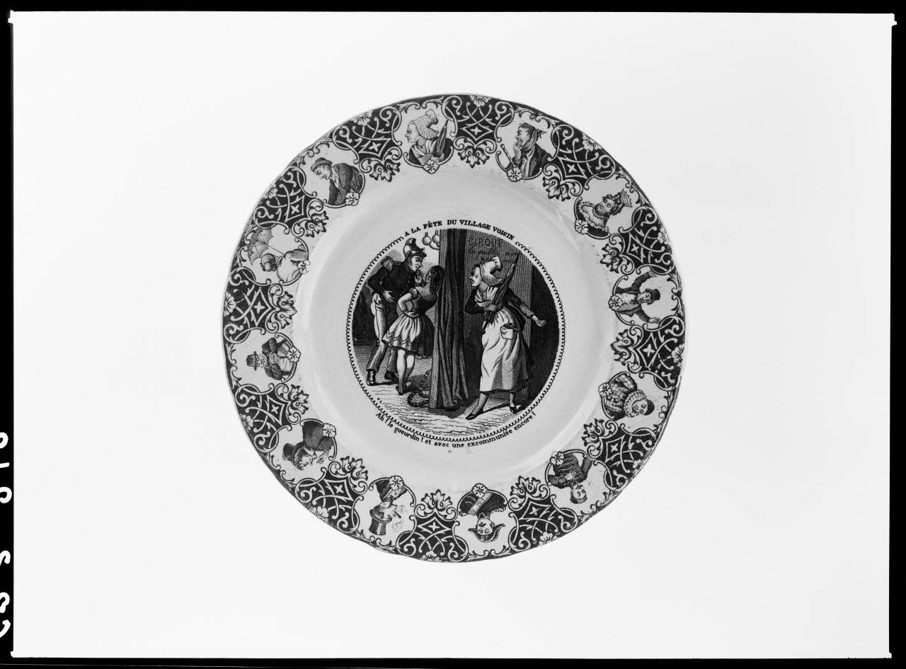 Alain Guey photographie Assiette des chansons lilloises de Desrousseaux. Provient de Sarreguemines Ile-de-France, France 1968/2/1 Ph.1968.3.212 Photo