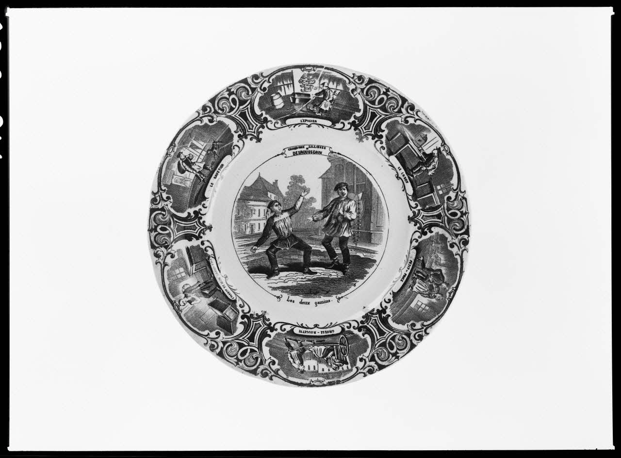 Alain Guey photographie "Les deux gamins". Assiette en faïence provenant de Sarreguemines Ile-de-France, France 1968/2/1 Ph.1968.3.214 Photo