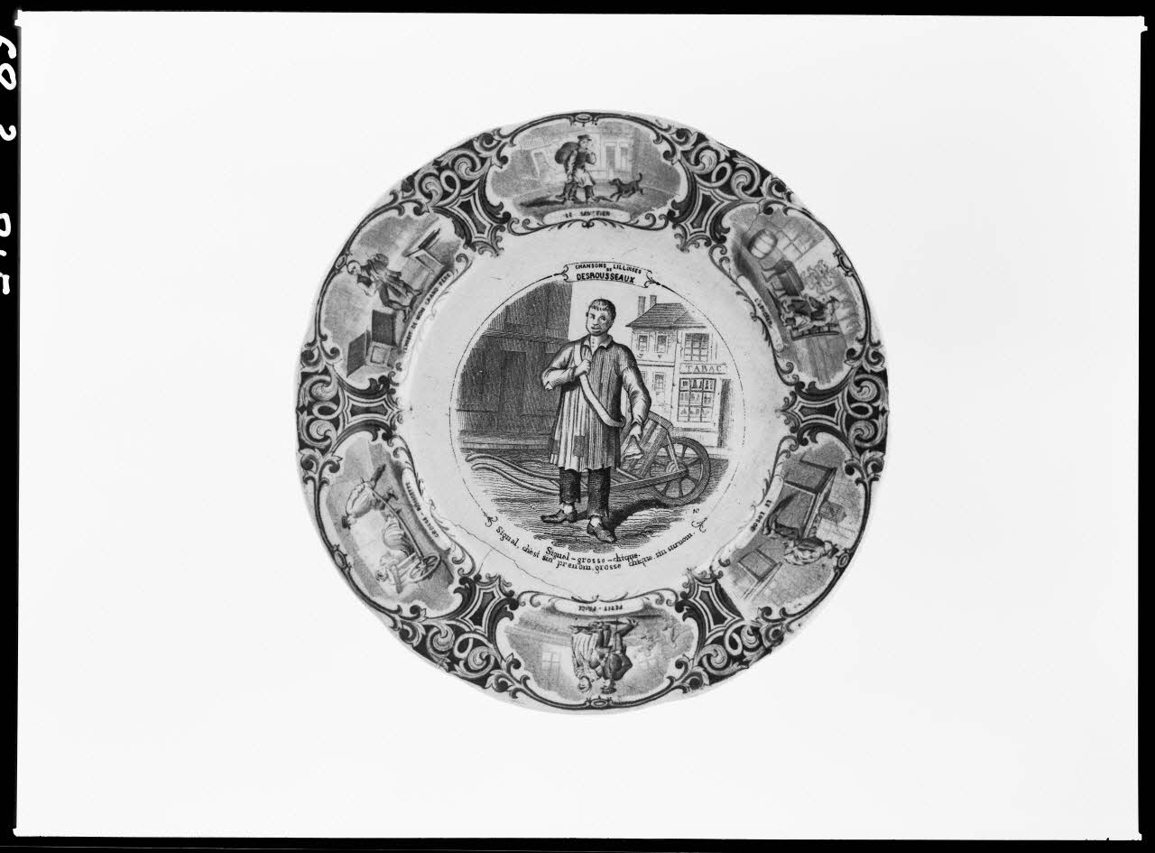 Alain Guey photographie Assiette des chansons lilloises de Desrousseaux. Provient de Sarreguemines Ile-de-France, France 1968/2/1 Ph.1968.3.215 Photo