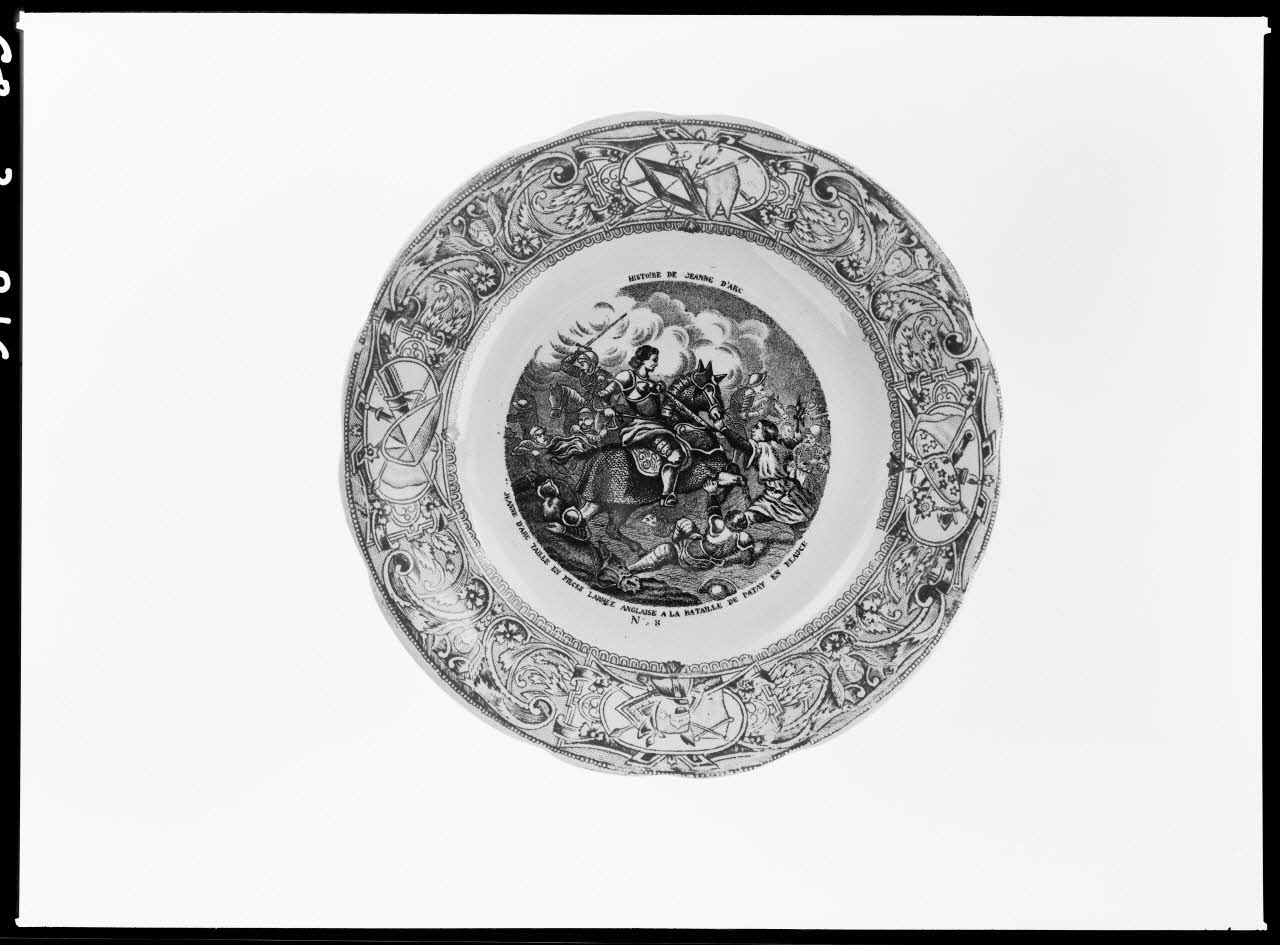 Alain Guey photographie Assiette en faïence blanche de Gien représentant Jeanne d'Arc Ile-de-France, France 1968/2/1 Ph.1968.3.216 Photo
