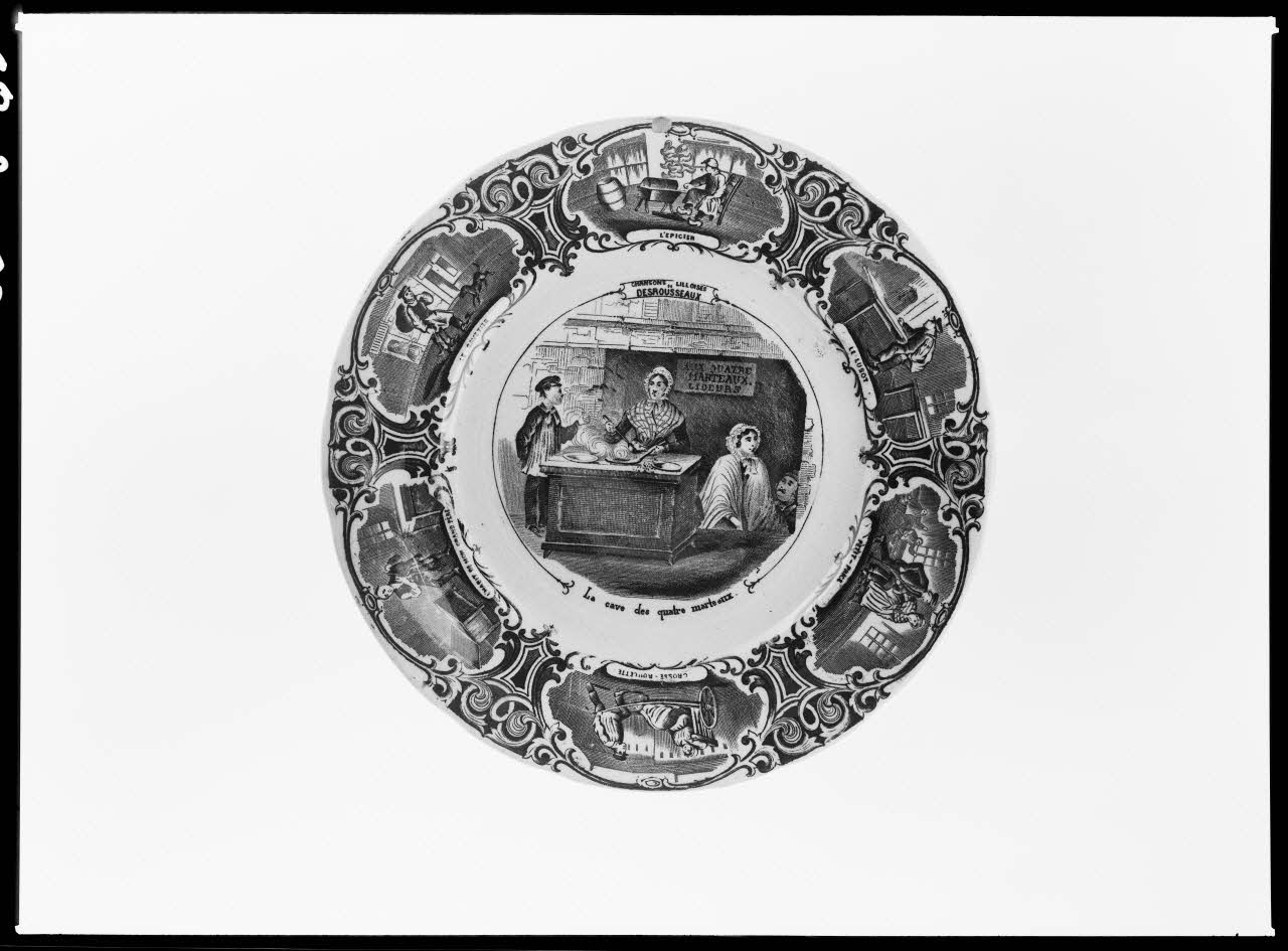 Alain Guey photographie "La cave des quatre marteaux". Assiette en faïence provenant de Sarreguemines Ile-de-France, France 1968/2/1 Ph.1968.3.220 Photo