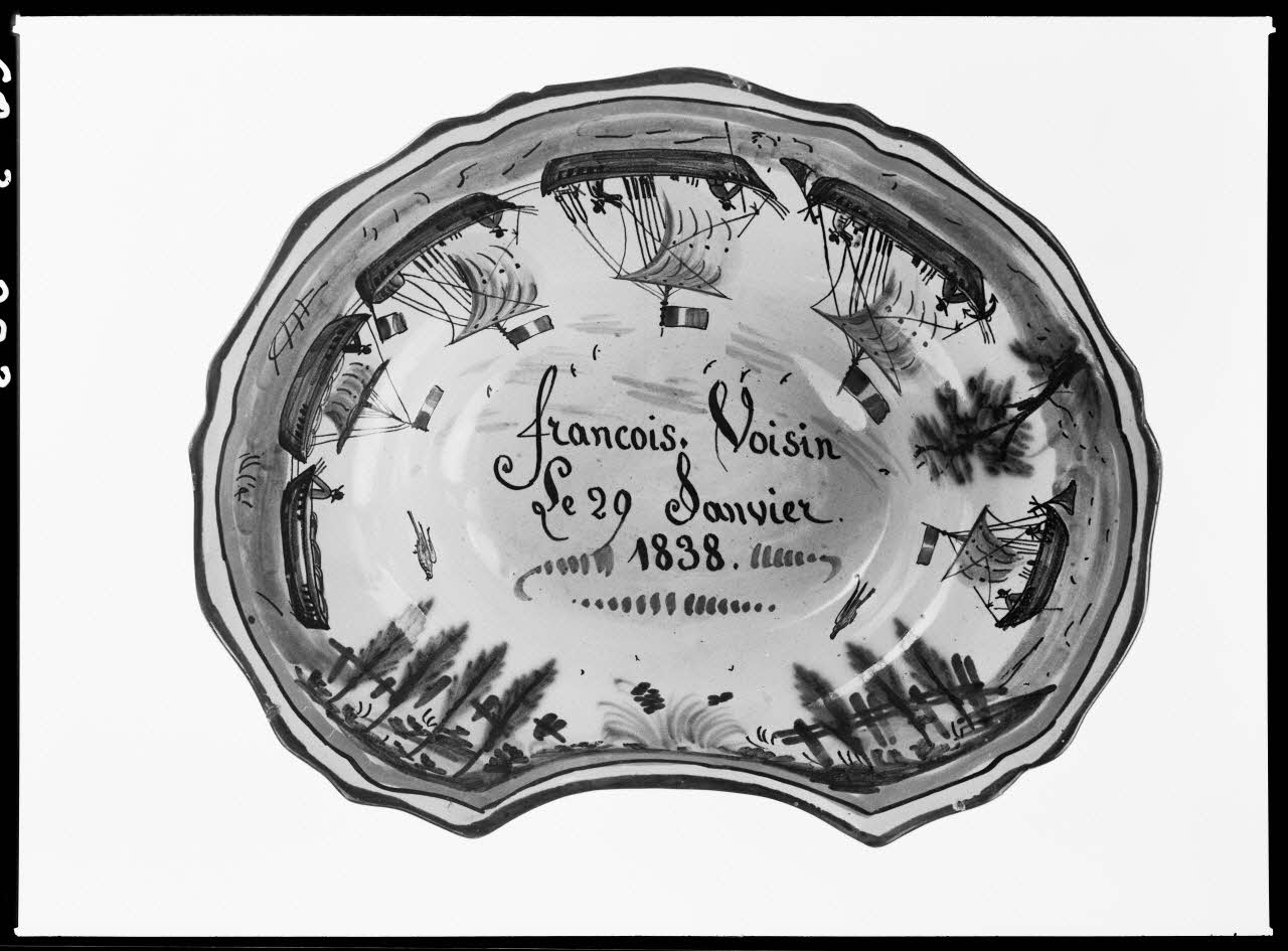Alain Guey photographie Plat à barbe en terre émaillée de blanc avec inscription "François Voisin, 29 janvier 1838" Ile-de-France, France 1968/2/1 Ph.1968.3.223 Photo