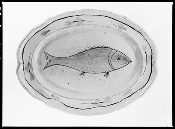 Alain Guey photographie Plat ovale en faïence polychrome à décor de poisson Ile-de-France, France 1968/2/1 Ph.1968.3.225 Photo