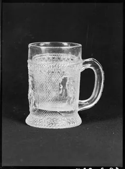 Alain Guey photographie Chope en verre blanc provenant de l'Est de la France Ile-de-France, France 1968/2/1 Ph.1968.3.235 Photo