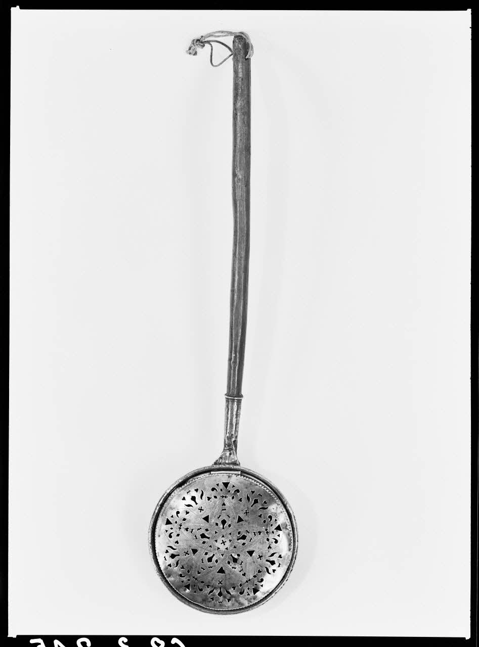 Alain Guey photographie Bassinoire en cuivre provenant d'Indre-et-Loire Ile-de-France, France 1968/2/1 Ph.1968.3.245 Photo