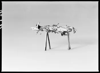 Alain Guey photographie Animal. Jouet en bois et écorce taillés provenant d'Ille-et-Vilaine Ile-de-France, France 1968/2/1 Ph.1968.3.251 Photo