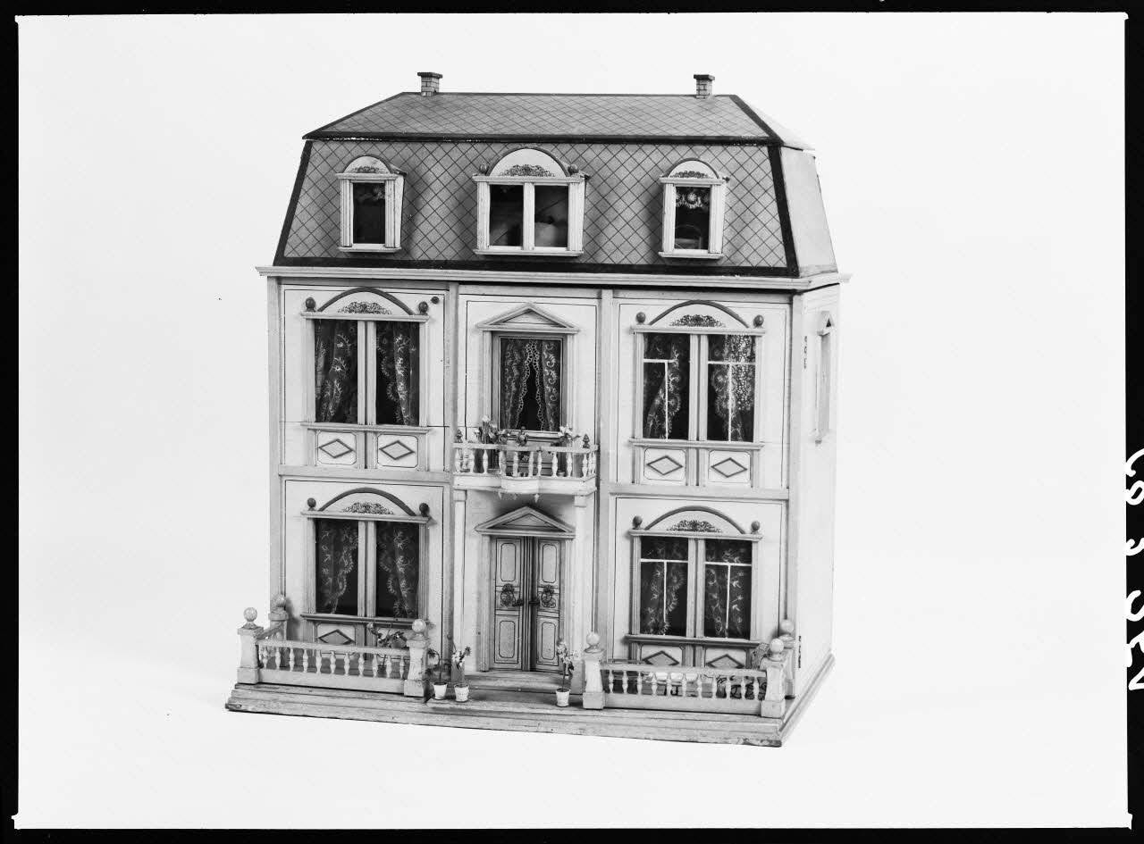 Alain Guey photographie Maison de poupée et accessoires en bois peint. Vue fermée Ile-de-France, France 1968/2/1 Ph.1968.3.254 Photo