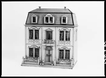 Alain Guey photographie Maison de poupée et accessoires en bois peint. Vue fermée Ile-de-France, France 1968/2/1 Ph.1968.3.254 Photo